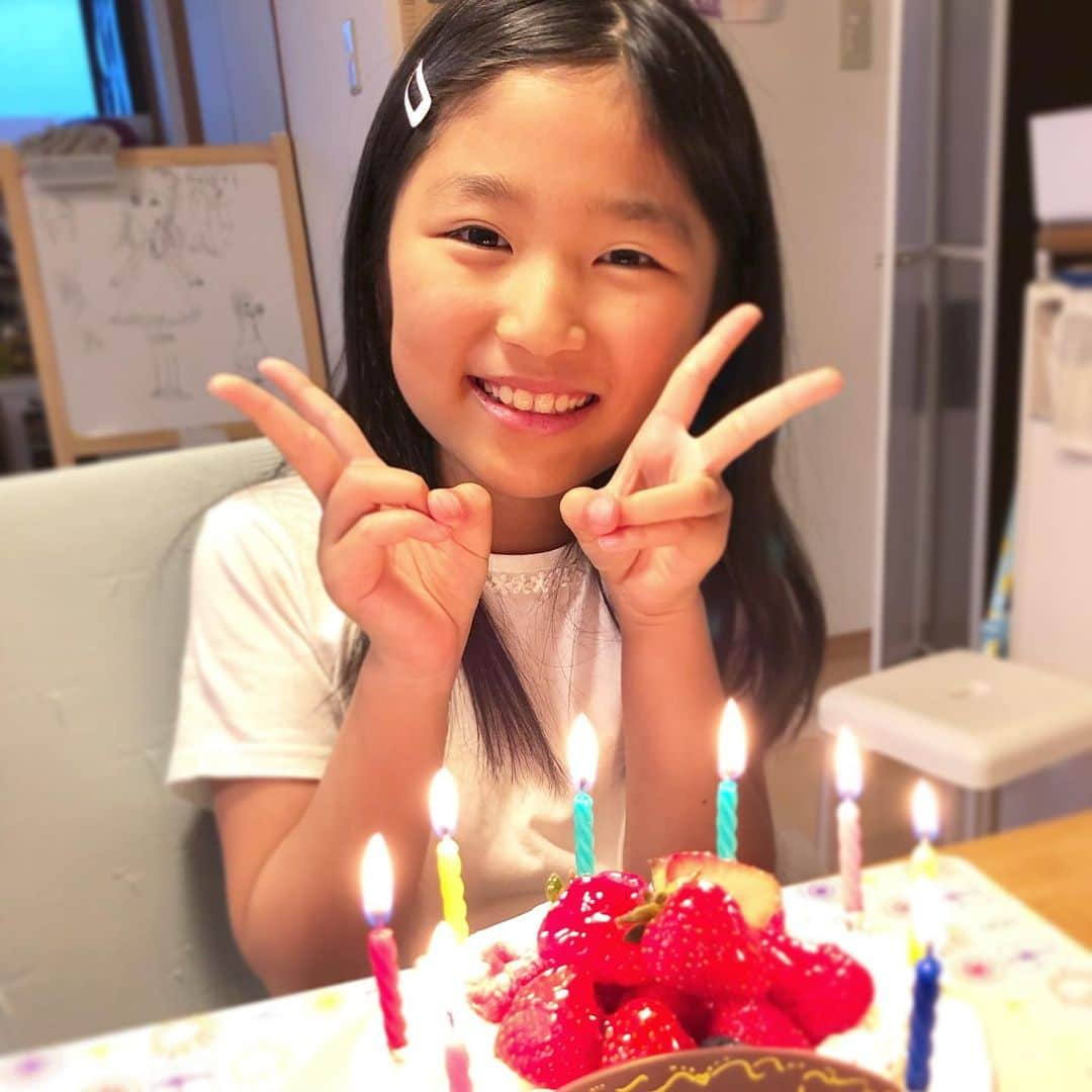 しおやてるこさんのインスタグラム写真 - (しおやてるこInstagram)「㊗️娘8歳になりました。私も母になって8年か。早いなー！このまま健やかに成長しておくれ☺️ 2枚目の画像は大好物のポッキンアイスを食べていますw 見た目はOL、頭脳は子供‼️😂すみっコぐらしが大好きな小学2年生。」5月20日 15時16分 - shiochin1129