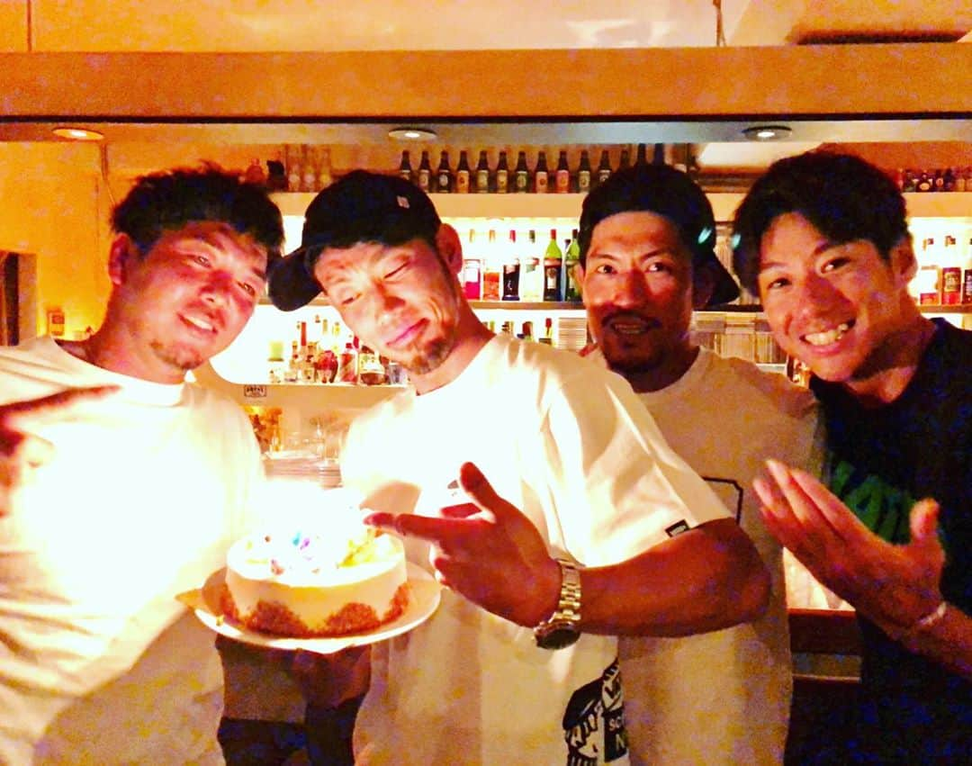 藤井淳志さんのインスタグラム写真 - (藤井淳志Instagram)「３８歳最高の歳にできるように頑張るわ〜♪( ´θ｀)ノ さんきゅ〜後輩たちよ(^-^)v #藤井淳志#中日ドラゴンズ#前田章宏#祖父江大輔#伊藤準規#誕生日#まだまだ若くいく#去年より身体動くし#進化中」5月20日 15時28分 - atsushi.fj4