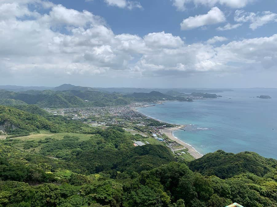 奥山夏織さんのインスタグラム写真 - (奥山夏織Instagram)「#標高330メートル から見える景色✨ ・ #千葉県 にある#鋸山 に地元の友達と行ってきました♪絶景すぎて#マイナスイオン に包まれました〜☺️お天気も良くて#ドライブ日和 でした💓 ・ そして2時間近く待つ#アジフライ が美味しい#さすけ食堂 にも寄りました♪新鮮なお刺身とふわっふわのアジフライが美味しかった〜🤤💓 ・・・ #ドライブ #drive #国内旅 #おすすめ観光スポット #千葉 #千葉観光スポット #映えスポット #千葉おすすめ #車がある生活 #車」5月20日 15時22分 - okuyama_kaori