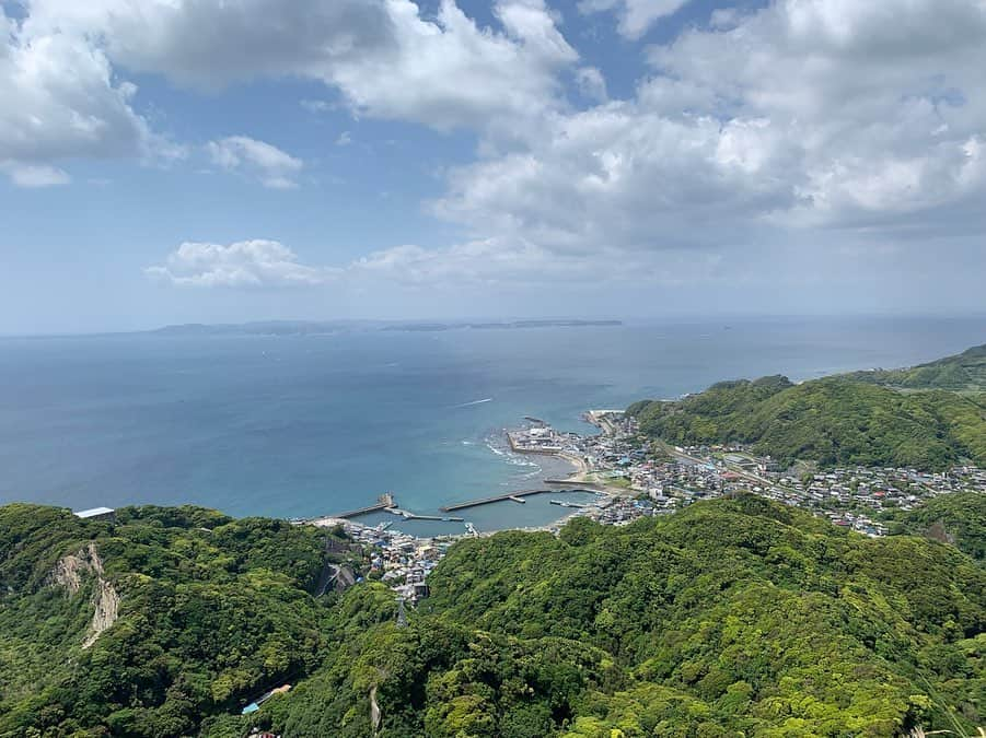 奥山夏織さんのインスタグラム写真 - (奥山夏織Instagram)「#標高330メートル から見える景色✨ ・ #千葉県 にある#鋸山 に地元の友達と行ってきました♪絶景すぎて#マイナスイオン に包まれました〜☺️お天気も良くて#ドライブ日和 でした💓 ・ そして2時間近く待つ#アジフライ が美味しい#さすけ食堂 にも寄りました♪新鮮なお刺身とふわっふわのアジフライが美味しかった〜🤤💓 ・・・ #ドライブ #drive #国内旅 #おすすめ観光スポット #千葉 #千葉観光スポット #映えスポット #千葉おすすめ #車がある生活 #車」5月20日 15時22分 - okuyama_kaori