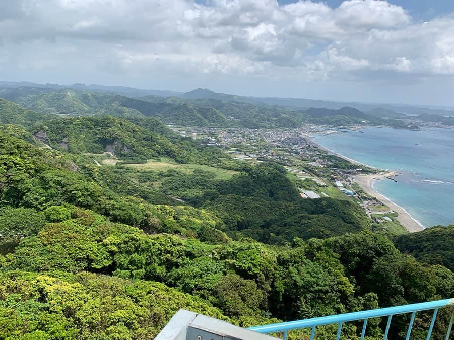 奥山夏織さんのインスタグラム写真 - (奥山夏織Instagram)「#標高330メートル から見える景色✨ ・ #千葉県 にある#鋸山 に地元の友達と行ってきました♪絶景すぎて#マイナスイオン に包まれました〜☺️お天気も良くて#ドライブ日和 でした💓 ・ そして2時間近く待つ#アジフライ が美味しい#さすけ食堂 にも寄りました♪新鮮なお刺身とふわっふわのアジフライが美味しかった〜🤤💓 ・・・ #ドライブ #drive #国内旅 #おすすめ観光スポット #千葉 #千葉観光スポット #映えスポット #千葉おすすめ #車がある生活 #車」5月20日 15時22分 - okuyama_kaori