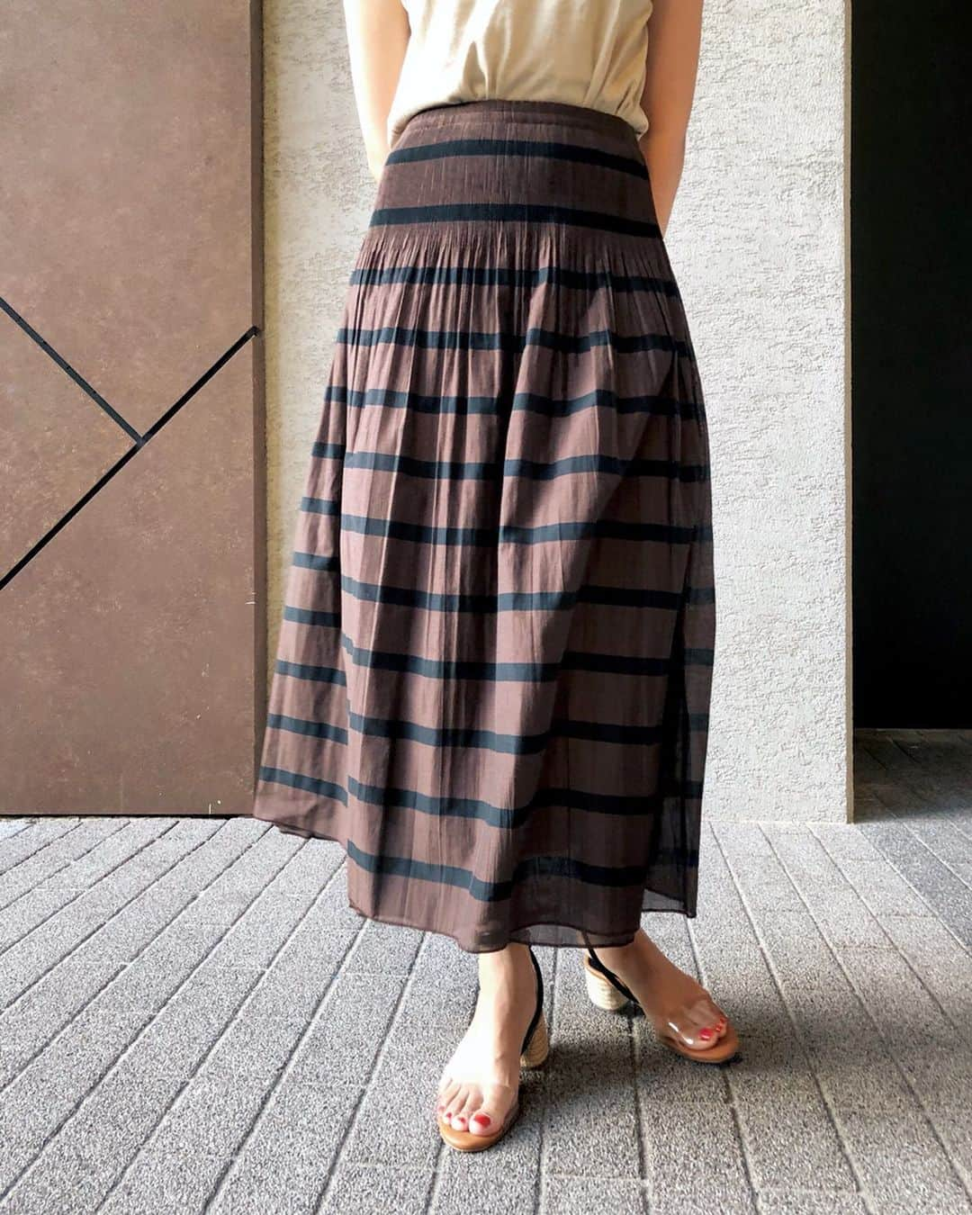 IENAさんのインスタグラム写真 - (IENAInstagram)「ーNew Reversible skirt！ー﻿﻿ ﻿﻿ ﻿﻿ イエナで今シーズン大人気の“リバーシブルスカート”﻿ に新色が加わり再入荷致しました❤️﻿ 生地全体にストレッチ糸が織られていて﻿﻿ 着心地もとってもらくちん！﻿﻿ ﻿﻿ お客様からのレビューも多数頂いている人気アイテムです。﻿ ﻿ カラーやサイズが揃ううちに、是非ご覧くださいませ☺︎🌟﻿﻿ ﻿﻿ ﻿﻿ ﻿﻿ ★お客様のレビュー★﻿﻿ ﻿﻿ 『軽く畳んでもシワっぽくならないので旅行に持っていきました』﻿﻿ ﻿﻿ 『どちらを表にするか迷ってしまう程両面とも可愛い』﻿﻿ ﻿﻿ 『生地がとても軽く真夏でも穿けそうです!』﻿﻿ ﻿﻿ 『腰回りが膨らみすぎずスッキリ見える!』﻿﻿ ﻿﻿ ﻿﻿ ﻿﻿ skirt【IENA】¥15,000+tax﻿﻿﻿ size:36.38﻿﻿ col:ブラック、ブラウン、ネイビー﻿﻿ no.19060900429120﻿﻿ ﻿ ﻿ ﻿ ●オンラインストアでは本日5/20(月)﻿ 準備が整い次第発売となります✨✨✨﻿ ﻿﻿﻿ ●カラー展開など詳しくはスタッフまで。﻿ ﻿ ﻿ ﻿﻿ ------------------﻿﻿﻿ ﻿﻿ いよいよ明日まで‼️﻿﻿ ‐ALL 10%OFF Campaign-﻿﻿﻿﻿ ﻿﻿﻿ ベイクルーズ ストア特別企画💫﻿﻿﻿﻿ 2019/5/16 (木)12:00 ～ 2019/5/21 (火)23:59まで﻿ ﻿﻿﻿ ﻿詳しくはベイクルーズストアをチェック！﻿﻿﻿﻿ ﻿﻿﻿﻿﻿﻿ ------------------﻿﻿﻿﻿﻿ ﻿﻿﻿ ﻿﻿﻿﻿ and more...﻿﻿﻿ tap to shop!🛒﻿﻿﻿﻿﻿﻿ ﻿﻿ ﻿﻿﻿﻿﻿ #iena_19ss﻿﻿﻿﻿﻿﻿﻿﻿﻿﻿﻿﻿﻿﻿﻿﻿﻿﻿﻿﻿﻿﻿﻿ ﻿﻿﻿ #iena ﻿#earlysummer﻿﻿﻿﻿﻿﻿﻿﻿﻿﻿﻿﻿﻿﻿﻿﻿﻿﻿﻿ #スカートコーデ」5月20日 15時30分 - iena_jp