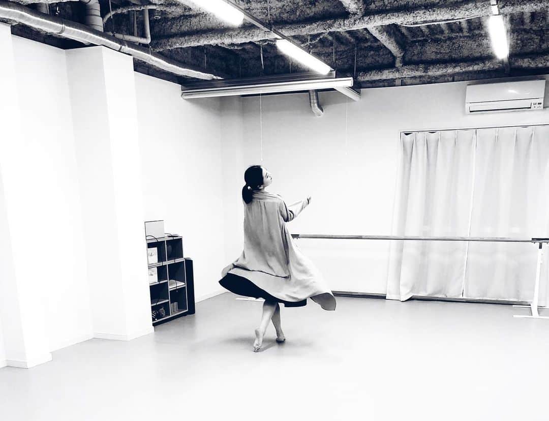 のインスタグラム：「振り付け中。 最近専ら踊る人。 演じたり創ったり、気づけばそんなことばかり。  #創作 #artwork #バレエ #コンテンポラリー #コンテ #振り付け #dance #ダンス #choreography #instructor #女優 #モデル #model #photo #dancer #ダンサー #スタジオ #ballet #make #art #楽しい #happy #tokyo #love #instagood #表現 #contemporary #レッスン #イメージ #音楽」