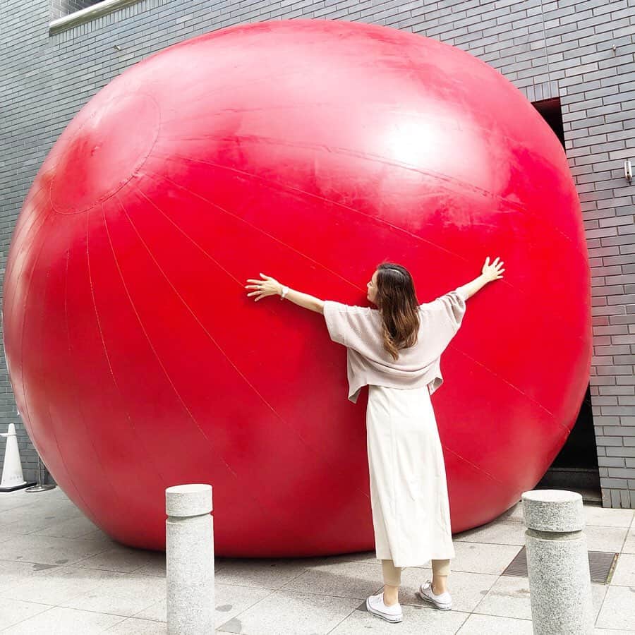 manamisotayutaさんのインスタグラム写真 - (manamisotayutaInstagram)「六本木に大きな大きな赤いボールが突然出現っっっ❤️ ・  @roppongi_art_night_official  が開催されるよー✨✨ それに先駆けて今日から @redballproject  をやってるよー❤️ 巨大な赤玉が、ある場所から別の場所へと毎日移動を繰り返しながら、六本木の街なかを一週間に渡って巡回‼️ 街の地図を描くようだけど⁉️😁 なんだかとっても楽しい企画✨✨ 次はどこに出現するんだろー😁  詳しくはストーリーに貼ります😁  公式instagramからもチェックできるよ❤️ こんなトリック写真を撮るのも楽しーよー✨✨✨ カメハメハしたかったけど、難しかった🤣笑 ＊ ＊ ＊ #六本木アートナイト2019 #roppongiartnight2019 #redballproject #トリックアート #トリック写真#インスタ映え#トリック#art#trickart #六本木#仲良し#friends」5月20日 15時46分 - manamisotayuta