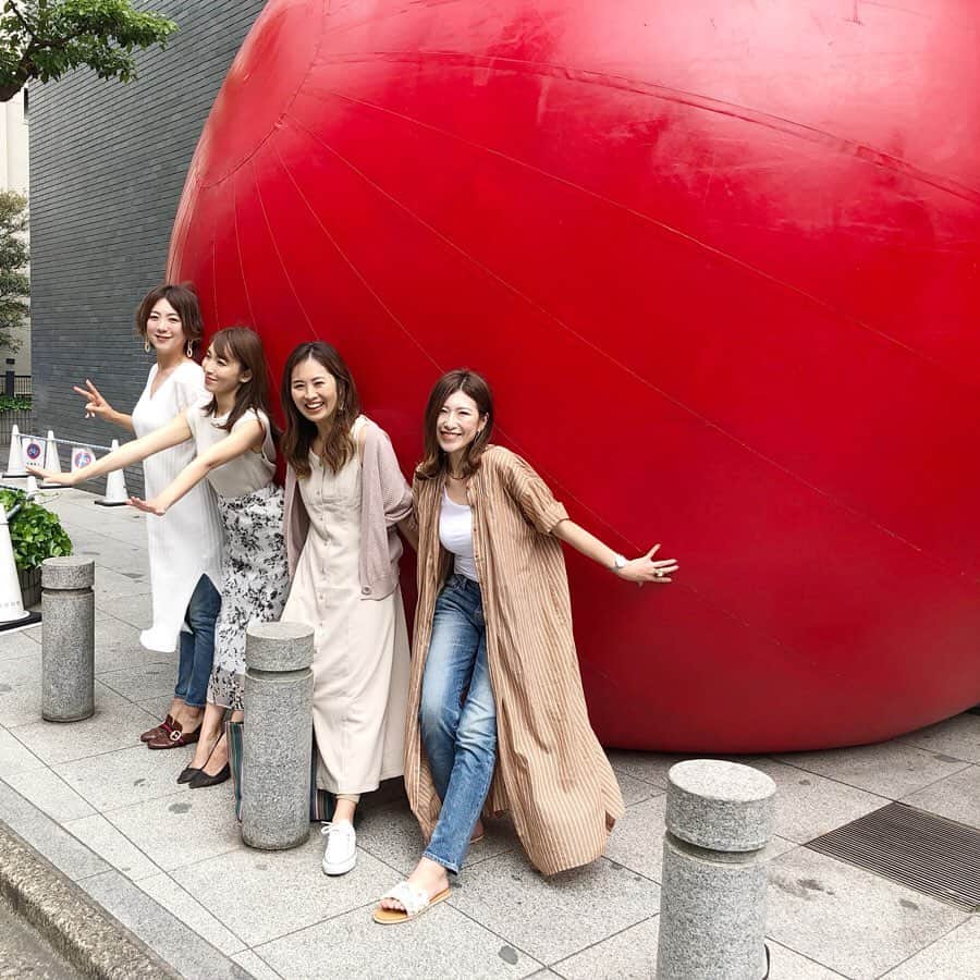 manamisotayutaさんのインスタグラム写真 - (manamisotayutaInstagram)「六本木に大きな大きな赤いボールが突然出現っっっ❤️ ・  @roppongi_art_night_official  が開催されるよー✨✨ それに先駆けて今日から @redballproject  をやってるよー❤️ 巨大な赤玉が、ある場所から別の場所へと毎日移動を繰り返しながら、六本木の街なかを一週間に渡って巡回‼️ 街の地図を描くようだけど⁉️😁 なんだかとっても楽しい企画✨✨ 次はどこに出現するんだろー😁  詳しくはストーリーに貼ります😁  公式instagramからもチェックできるよ❤️ こんなトリック写真を撮るのも楽しーよー✨✨✨ カメハメハしたかったけど、難しかった🤣笑 ＊ ＊ ＊ #六本木アートナイト2019 #roppongiartnight2019 #redballproject #トリックアート #トリック写真#インスタ映え#トリック#art#trickart #六本木#仲良し#friends」5月20日 15時46分 - manamisotayuta