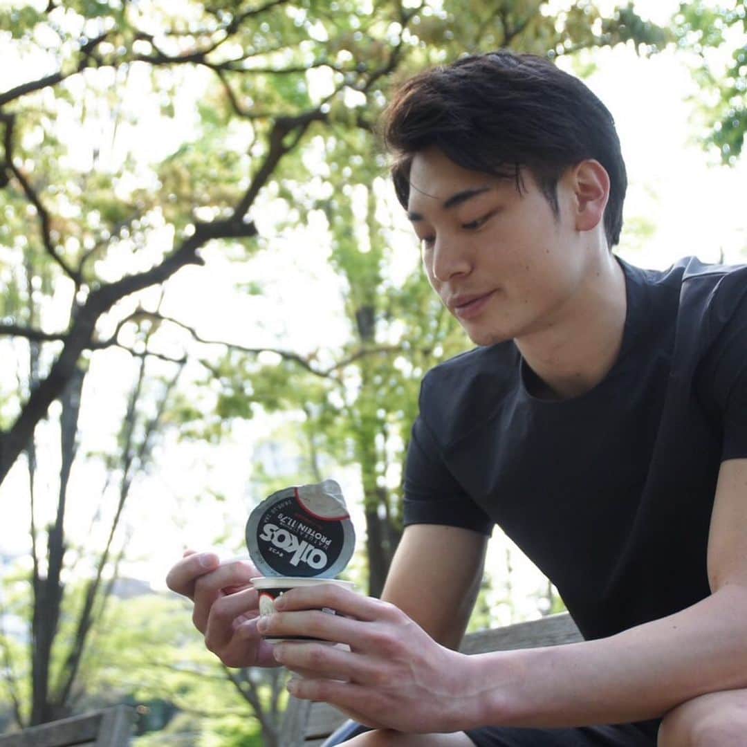 オイコスのインスタグラム：「プロスポーツトレーナーの山岸将也(@masaya__yamagishi)さんおすすめのオイコス❗朝の運動時にぴったりなスポーツヨーグルト☀️ . 山岸将也さんのムービーも公開中❗このアカウントのプロ フィール欄からチェック👍 @oikosjapan . #オイコス #ジブン追い越す #oikos #ヨーグルト #ギリシャヨーグルト #protein #プロテイン #タンパク質 #高タンパク #sports #スポーツ #fitness #フィットネス #gym #ジム #exercise #エクササイズ #山岸将也」