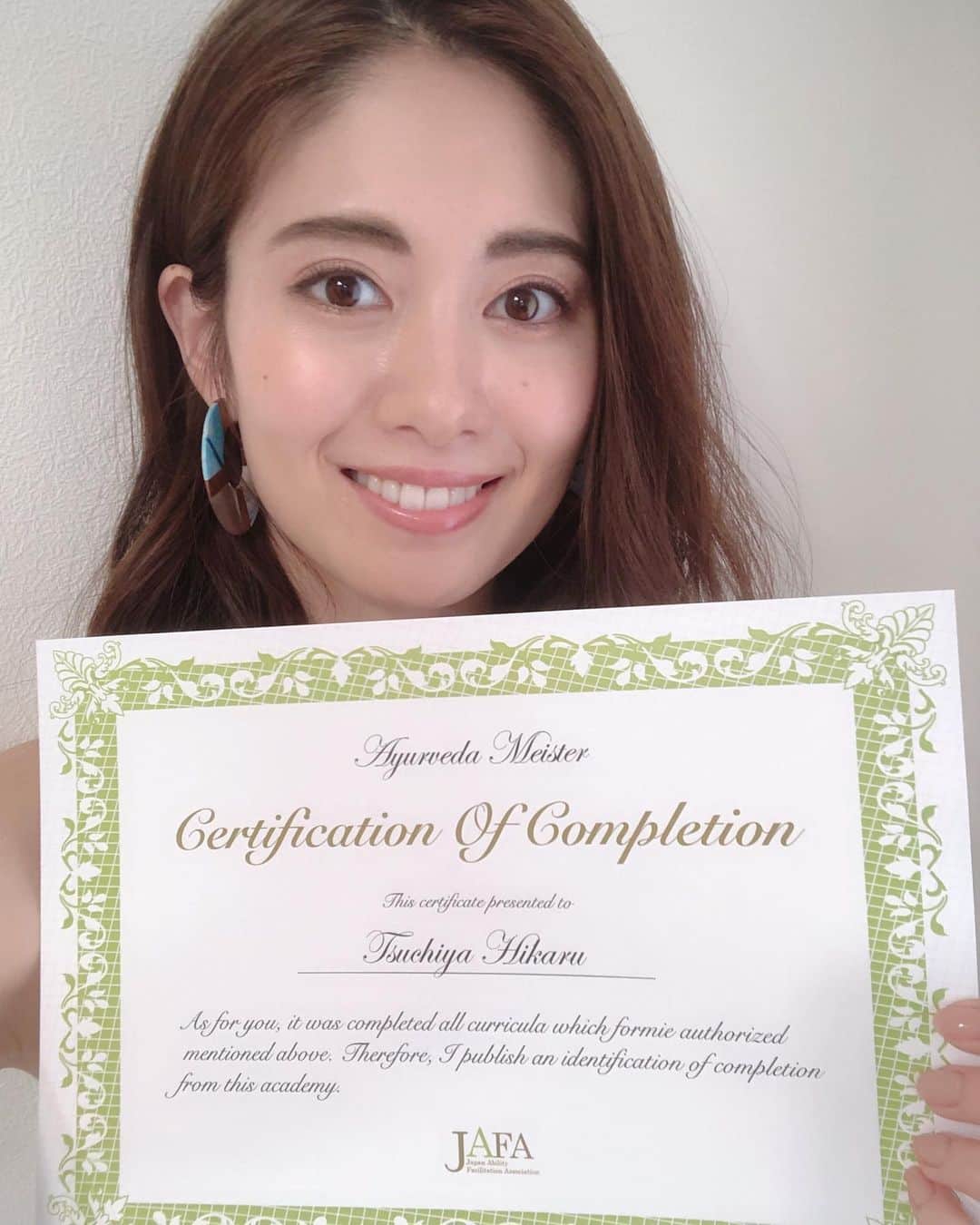 土屋ひかるのインスタグラム：「Ayurveda Meisterの資格を取りました🙋‍♀️✨ 美容、健康、食事などはこちらにアップしていく予定なので興味あればフォローしてあげて下さい☝︎✨ @ayurveda_hikaru  #アーユルヴェーダ #自然治癒 #オーガニック #モデル #nmtinc」