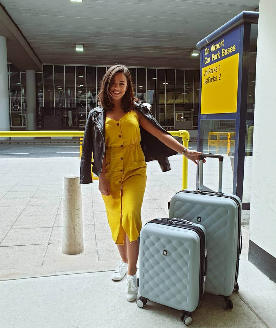ジョージア・メイ・フットのインスタグラム：「Catching all the flights and feelings ✈💜 Suitcases and Dress from @shopmatalan #matalanmoments #manchesterairport #holidays #ad」