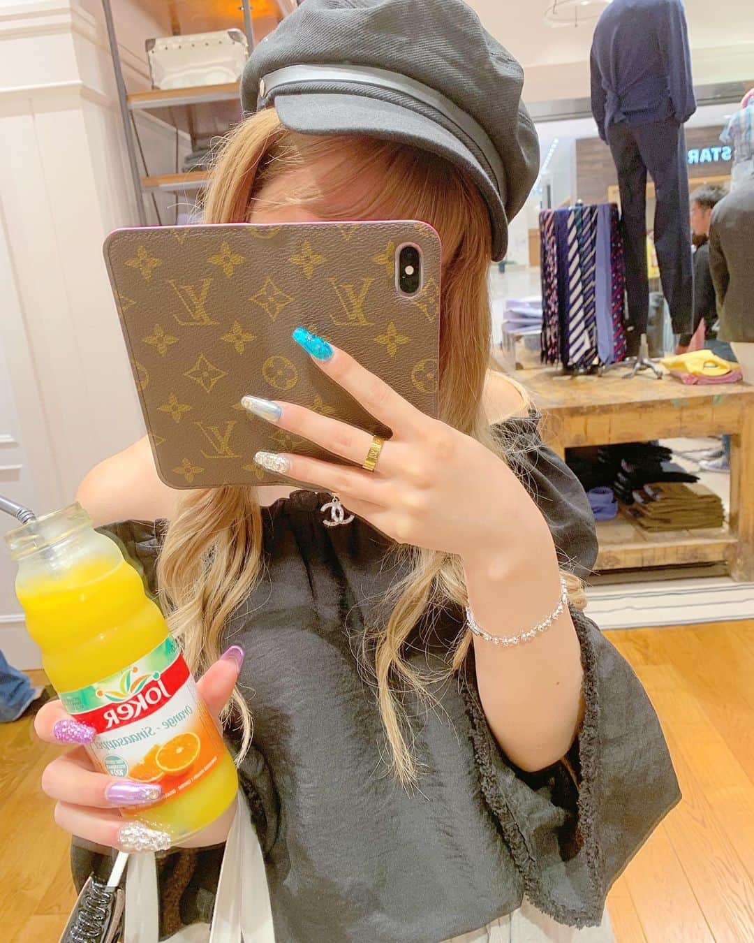 アンジェリカのインスタグラム：「orange🍊🧡 .  #orange#ファッション #コーディネート #instafashion #今日のコーデ #nail #ショッピング#VUITTON #お店の人から頂いた」