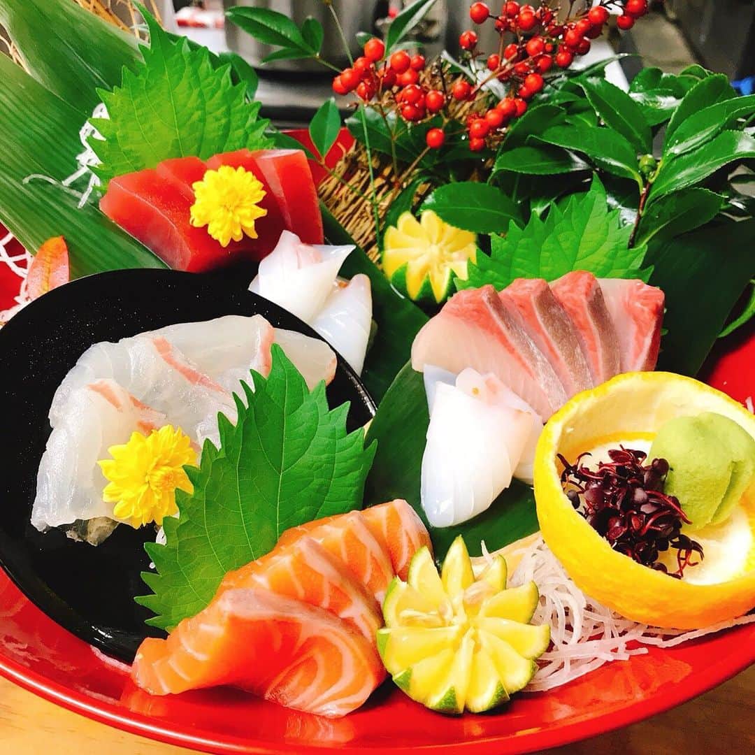 梅田 いち凛のインスタグラム：「職人技が光る一皿です！鮮やかな 盛り付けに目を張るお料理です🤗  #いち凛 #大阪 #梅田 #osaka #うめきた #グランフロント #居酒屋 #ディナー #個室 #個室居酒屋 #デート #和食 #冬  #梅田居酒屋  #いいね #フォロー #japanesefood  #photooftheday #豆腐 #誕生日 #記念日 #大阪駅#女子会 #コンパ #日本酒 #日本酒女子 #日本酒好き #ハイボール#予約」