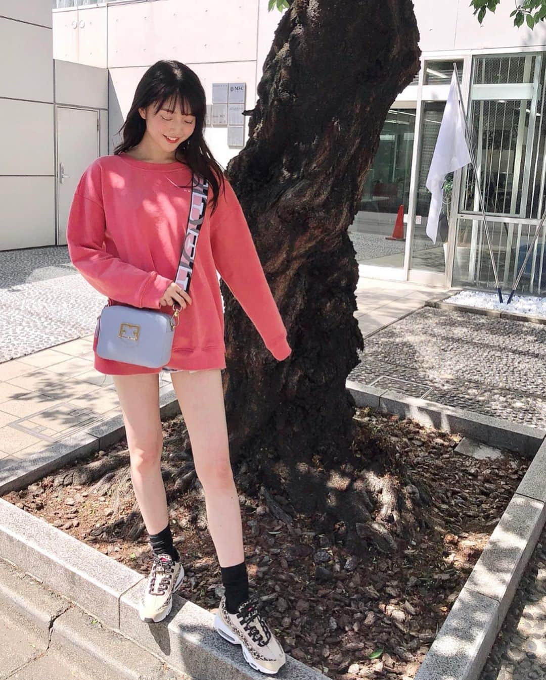 松川菜々花さんのインスタグラム写真 - (松川菜々花Instagram)「どこで撮ってんねんっていう私服の写真🤳 ・ ・ 上はまえのんさんの @n_with_official  1枚でも着れて可愛いピンク色のスウェット♡ ・ ・ その下はデニムの短パンちゃんと履いてるよ笑 ・ ・ 靴は @nike のお気に入りのヒョウ柄のスニーカー👟 ・ ・ 靴下は @17kg_official のなんだけど、長めで長くしても履けるし、クシュクシュってしても履けるから万能👍 ・ ・ #ファッション #コーデ #スウェットコーデ #n_with #シンプルコーデ #スニーカー #ナイキスニーカー #ナイキ #ヒョウ柄 #17kg #イチナナキログラム #ななコーデ」5月20日 15時56分 - matsukawa__nanaka