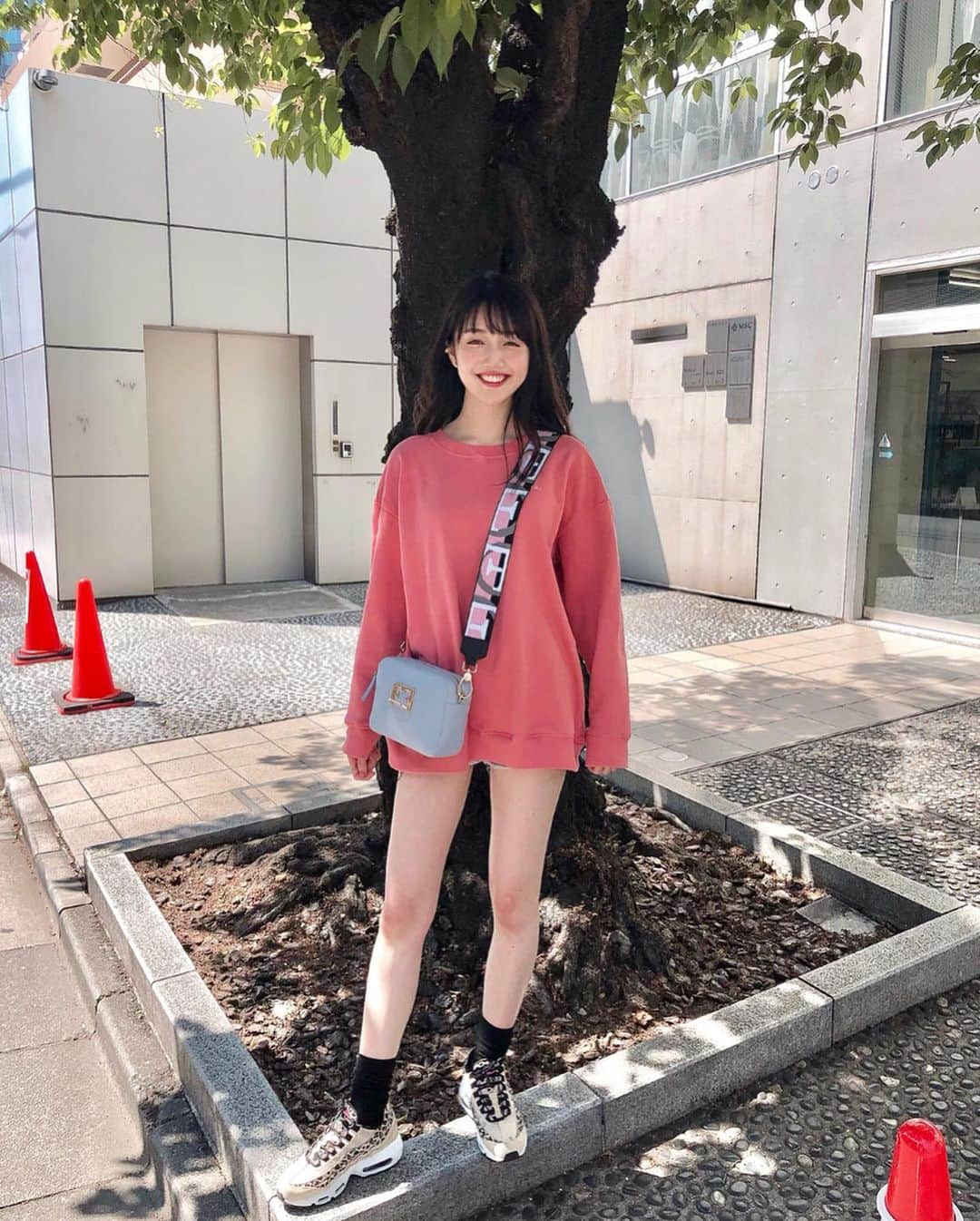 松川菜々花さんのインスタグラム写真 - (松川菜々花Instagram)「どこで撮ってんねんっていう私服の写真🤳 ・ ・ 上はまえのんさんの @n_with_official  1枚でも着れて可愛いピンク色のスウェット♡ ・ ・ その下はデニムの短パンちゃんと履いてるよ笑 ・ ・ 靴は @nike のお気に入りのヒョウ柄のスニーカー👟 ・ ・ 靴下は @17kg_official のなんだけど、長めで長くしても履けるし、クシュクシュってしても履けるから万能👍 ・ ・ #ファッション #コーデ #スウェットコーデ #n_with #シンプルコーデ #スニーカー #ナイキスニーカー #ナイキ #ヒョウ柄 #17kg #イチナナキログラム #ななコーデ」5月20日 15時56分 - matsukawa__nanaka