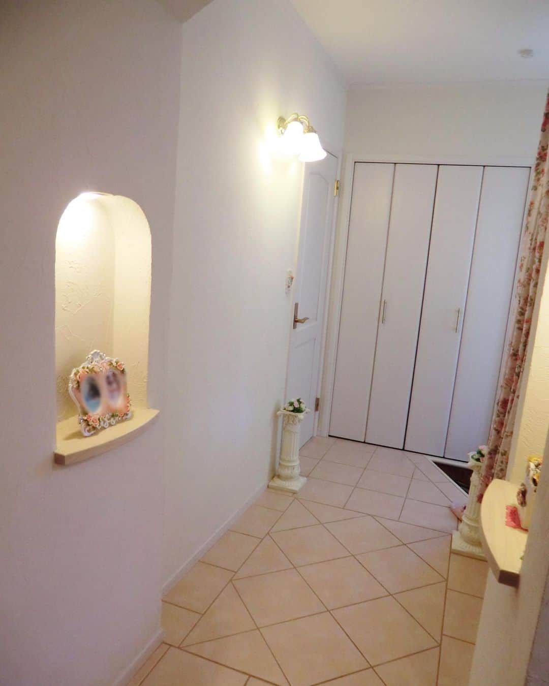 岡谷ホームズ株式会社さんのインスタグラム写真 - (岡谷ホームズ株式会社Instagram)「ハートアイアンの手すりがアクセントの家 ・ ・ ・ 玄関ホール✨ 壁のニッチにはご家族のお写真が飾られています！ ・ ・ 床の斜め貼りデザインも空間のアクセントに✨ ・ ・ ・ プロフ「@okayahomes」より、ウェブサイト www.okaya-homes.co.jp へのリンクができます。 施工事例、オーナー様からいただいた貴重なお言葉、スタッフブログも掲載中！ぜひご覧ください😊 ・ ・ エアコンではない新しい選択「光冷暖」のご体感は、モデルハウスへ！ ・ ・ ・ #岡谷ホームズ #okayahomes #家族が健康で快適に暮らせる家🍀 #施工事例 #四季を通して清々しく #輸入住宅 #注文住宅 #八事ハウジング #名古屋 #愛知県 #三重県 #岐阜 #home #myhome #design #プロヴァンス #家 #家づくり #暮らしを楽しむ #丁寧な暮らし #Instagood #おしゃれな家 #こだわりの家 #ロマンチックインテリア #玄関ホール #ニッチ #タイル斜め貼り」5月20日 15時56分 - okayahomes