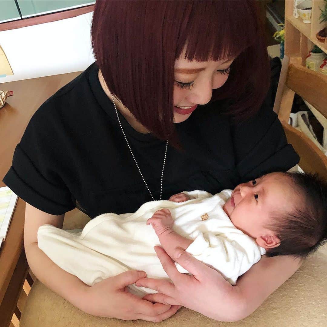 小鳥遊しほのインスタグラム：「初姪っ子かわいすぎ問題。初めて新生児なんて抱っこしました。お姉ちゃん( @yuki.sugiyama )おめでとう。こむぎちゃんすくすく育ってね。」