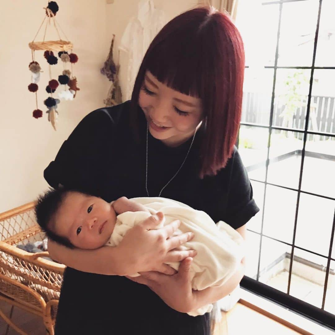 小鳥遊しほさんのインスタグラム写真 - (小鳥遊しほInstagram)「初姪っ子かわいすぎ問題。初めて新生児なんて抱っこしました。お姉ちゃん( @yuki.sugiyama )おめでとう。こむぎちゃんすくすく育ってね。」5月20日 15時58分 - shihotakanashi