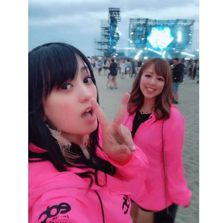 脊山麻理子のインスタグラム：「EDC JAPANの好きなところは、海にもステージがあるところ♡夕暮れの空に上がる花火のタイミングで今年も海のステージ行ったよ♡ #EDCJAPAN2019 #幕張 #マリンスタジアム #みおりん #ゆいちゃん #みるくぽん」