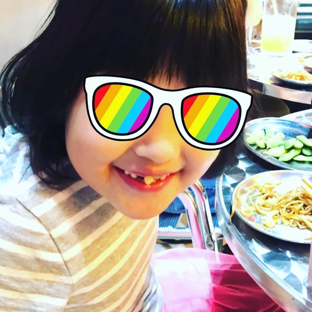 海保知里さんのインスタグラム写真 - (海保知里Instagram)「我が家は某串カツ屋さんにはまってます。キッズフレンドリーすぎてびっくりです。2枚目の娘、この直後ソフトクリームを食べている最中に前歯が抜けました🤣 #バイバイ乳歯 #海保知里 #串カツ #二度漬け禁止」5月20日 16時11分 - chisato_kaiho