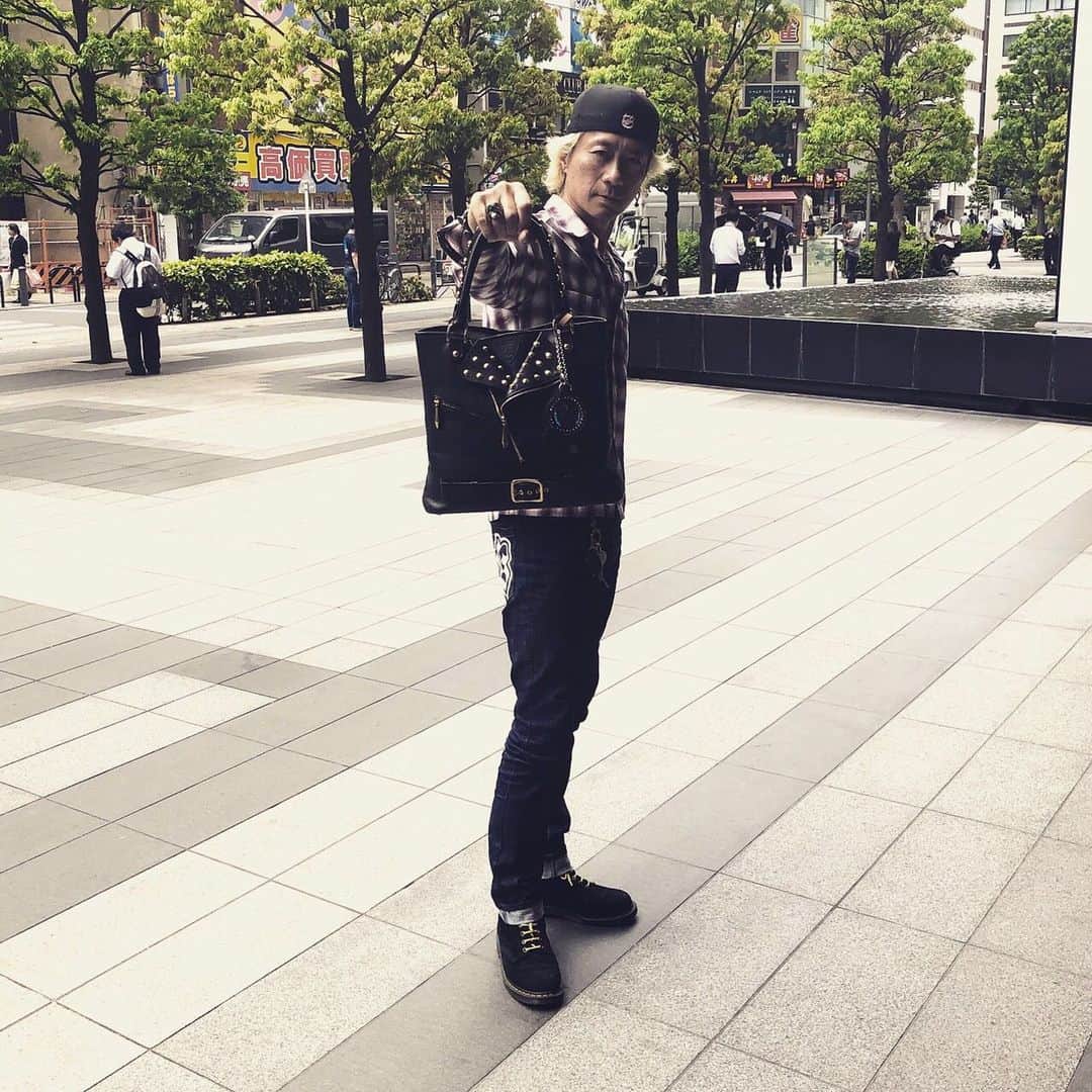 Ju-kenのインスタグラム：「スーパー革職人と打ち合わせ！  旅の多い仕事なオレや、その類いの方達にピッタリのアイテムを近々、発表させて頂きます🔥 乞うご期待！！！ @lutherie_ishichang #leatherbag #rudies #drmartens」
