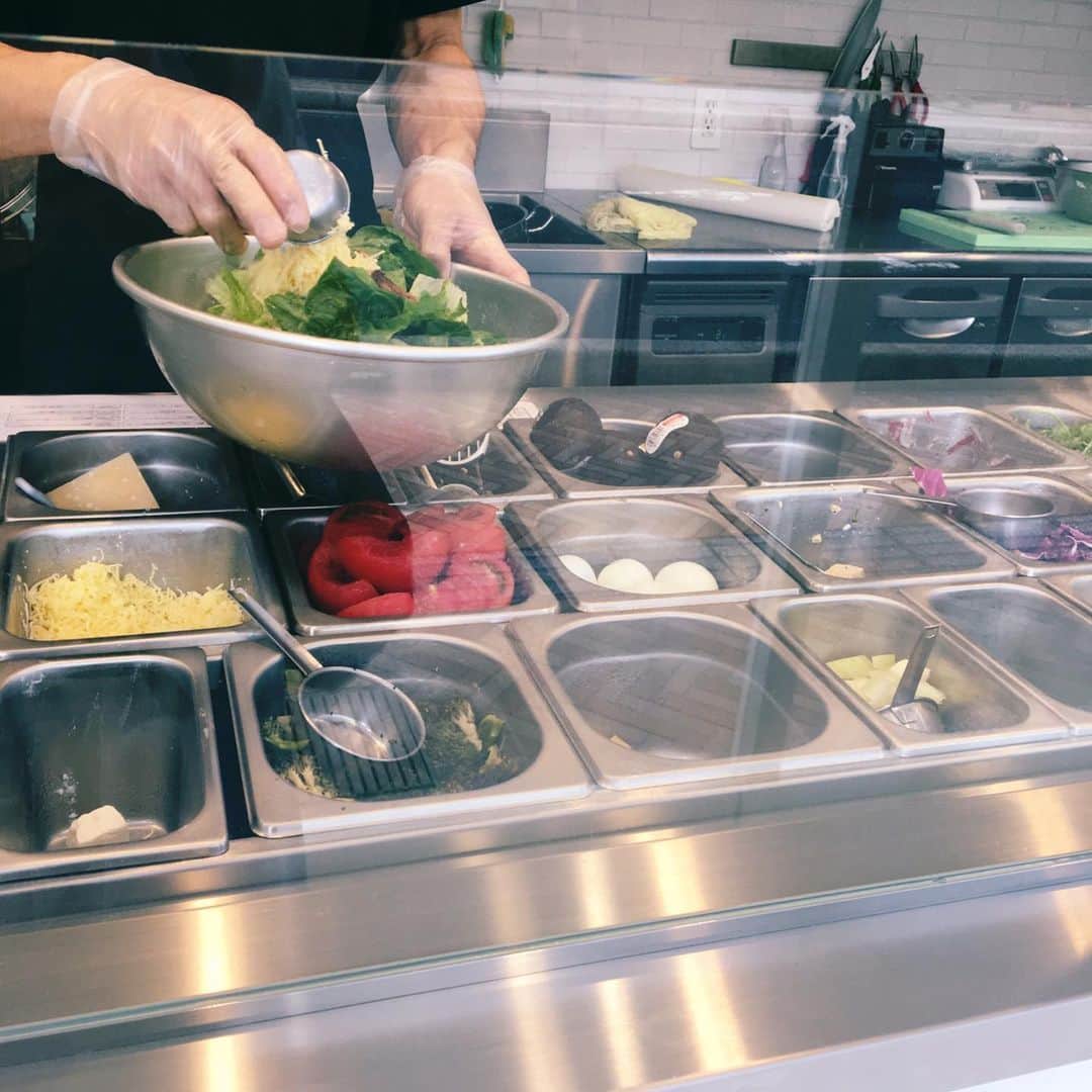 森谷佳奈さんのインスタグラム写真 - (森谷佳奈Instagram)「松江駅近くにあるサラダ屋さん (#wowsaladstand )にて今日もランチを買って行きました🥗🥗 サラダのカスタムもできるらしく野菜好きにはたまらないお店ですよ〜🥰 グリルチキンが入ったサラダは食べ応えが抜群でした。健康的！！ #サラダ #松江グルメ #ワゥサラダスタンド」5月20日 16時12分 - kana_moritani