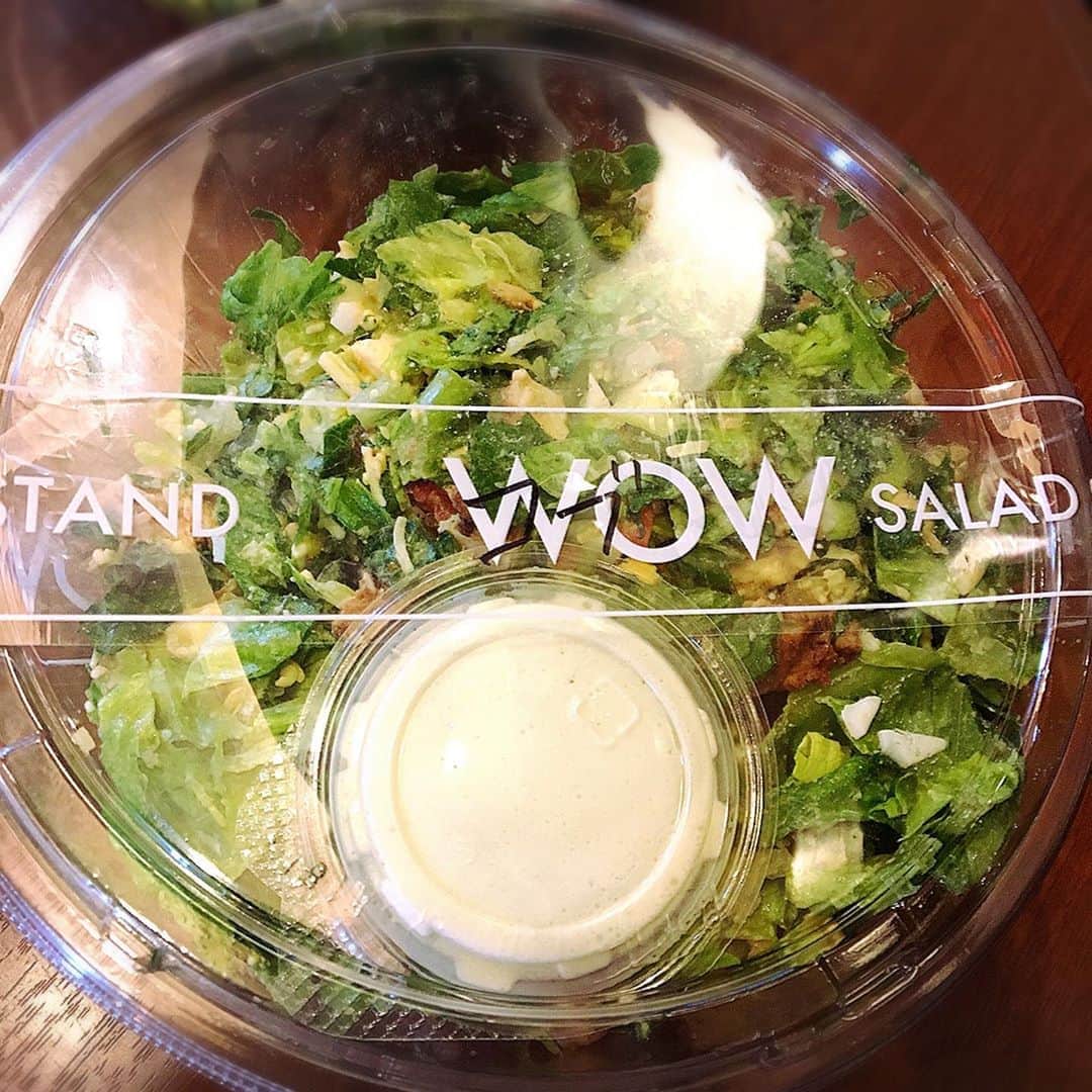 森谷佳奈のインスタグラム：「松江駅近くにあるサラダ屋さん (#wowsaladstand )にて今日もランチを買って行きました🥗🥗 サラダのカスタムもできるらしく野菜好きにはたまらないお店ですよ〜🥰 グリルチキンが入ったサラダは食べ応えが抜群でした。健康的！！ #サラダ #松江グルメ #ワゥサラダスタンド」