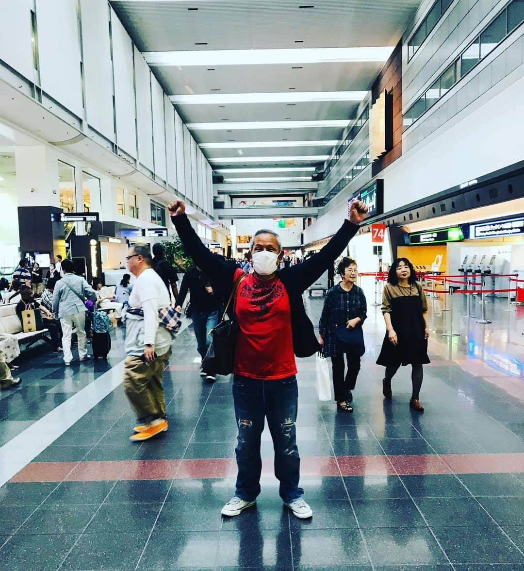 美川憲二さんのインスタグラム写真 - (美川憲二Instagram)「羽田空港よ〜✈️💨💨 仲良し先輩‼️歌真呂兄さんと 札幌までお仕事行ってきまする〜😄😃✌️✌️ #羽田空港第1ターミナル  #札幌までお仕事 #美川憲二  #歌真呂  #ふたりは仲良し  #珍道中行ってきます #あはははは」5月20日 16時07分 - mikawakenji