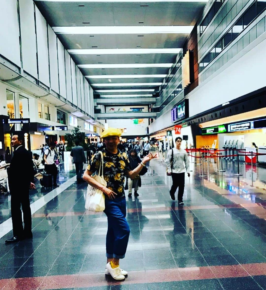 美川憲二さんのインスタグラム写真 - (美川憲二Instagram)「羽田空港よ〜✈️💨💨 仲良し先輩‼️歌真呂兄さんと 札幌までお仕事行ってきまする〜😄😃✌️✌️ #羽田空港第1ターミナル  #札幌までお仕事 #美川憲二  #歌真呂  #ふたりは仲良し  #珍道中行ってきます #あはははは」5月20日 16時07分 - mikawakenji