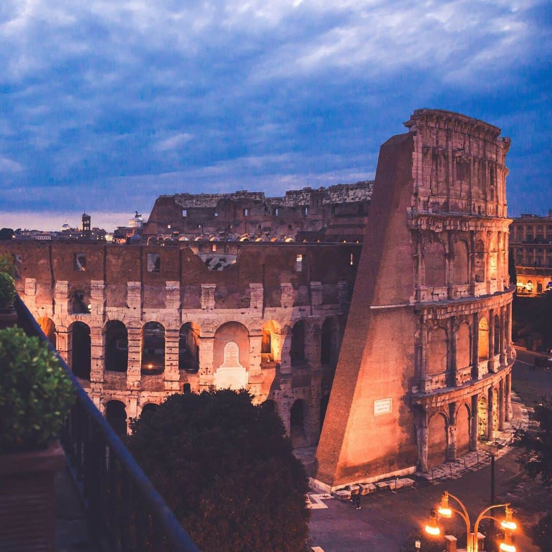 クリスティーズさんのインスタグラム写真 - (クリスティーズInstagram)「#TakeMeAway – This extraordinary penthouse in Rome faces the Colosseum, with a breathtaking panorama of the Arch of Titus, Imperial Fora, and Oppian Hill.⠀ .⠀ [ Via @christiesrealestate | Represented by @lacommercialerealty ] . #takemehere #luxuryrealestate #rome #italy #travel #architecture #palatinohill # colosseum #archoftitus #imperialfora #oppianhill」5月20日 16時20分 - christiesinc