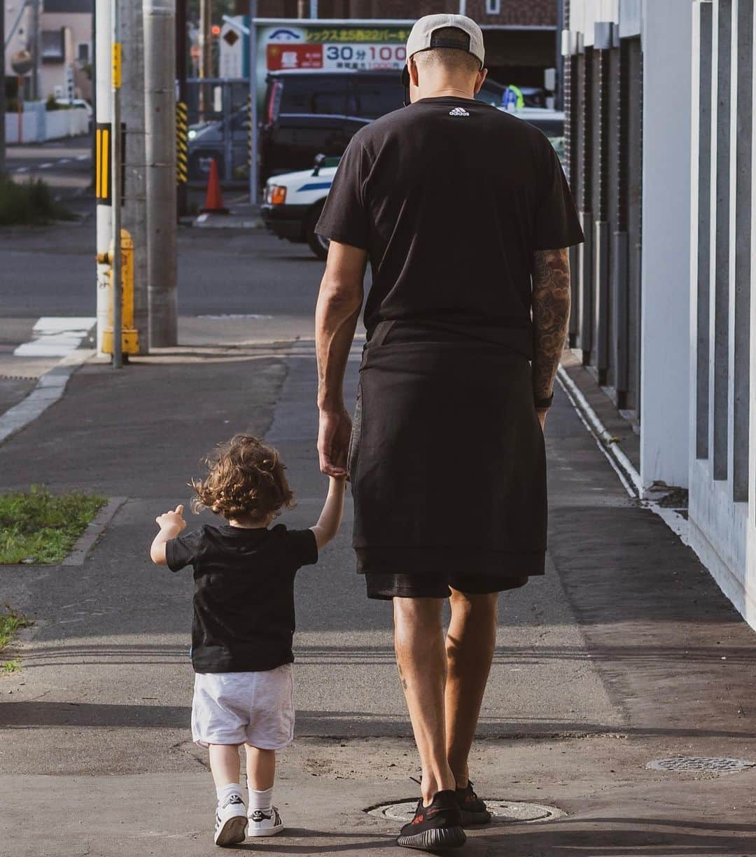 ジェイ・ボスロイドさんのインスタグラム写真 - (ジェイ・ボスロイドInstagram)「Monday morning stroll 😄 #father#son#family#love#blessed#trustingod#adidas#yeezy」5月20日 16時20分 - jaybothroyd