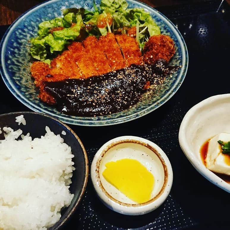 高井俊彦さんのインスタグラム写真 - (高井俊彦Instagram)「【本日の西梅田合間ランチ☀️🍴2019.5.20】 福島にある『日和山』に連れて行ってもらいました😃✌️ 二週連続岡崎さんありがとうございます😆🎶 旧ABC朝日放送の北側にあるお店で、この辺りに何年も毎週２日通っていたのが凄く懐かしく思いました☺️ サービス定食（みそカツ）美味しかったです⤴️⤴️⤴️」5月20日 16時14分 - takai_toshihiko