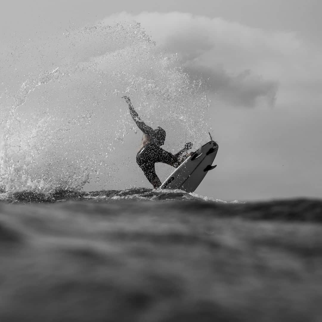 クイックシルバーさんのインスタグラム写真 - (クイックシルバーInstagram)「Bright surfing in black and white. @lfioravanti, flaring in our Highline New Wave Pro boardshorts. ⁣ ⁣ 📷 @boskophoto」5月20日 16時15分 - quiksilver