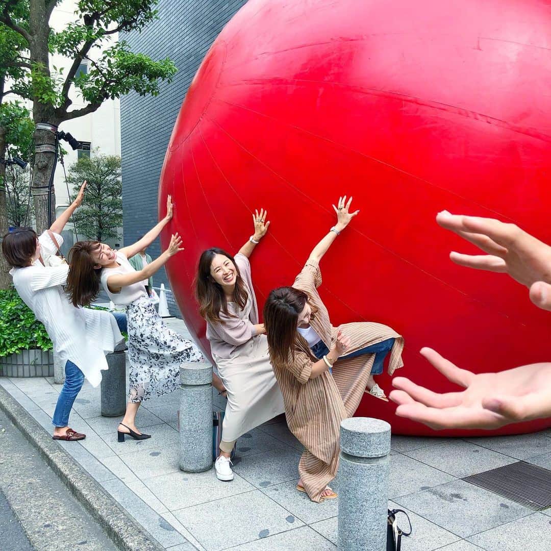 shizuka.watanabeさんのインスタグラム写真 - (shizuka.watanabeInstagram)「巨大なボールにボーンされてるところ‼️‼️ ・ ・ この巨大な赤玉は RedBall Project（レッドボール・プロジェクト） ・ 六本木アートナイトでは日本初上陸となる《レッドボール・プロジェクト》はアメリカ人アーティスト、カート・パーシキーによる周遊型パブリックアートなんです！ ・ ・ こよ大きな赤玉が毎日移動していくそうで 明日にはこの場所から違う場所へ🔜 ・ 六本木の街なかを一週間にわたって巡回するんだって‼️出会ったら絶対に写真撮りたくなっちゃうよね💗 ・ ・ 20日以降至る所に現れるので ぜひ探してみてね🙌❤️ ・ ・ ・ #六本木アートナイト2019 #roppongiartnight2019 #redballproject @redballproject」5月20日 16時16分 - shizuka.watanabe