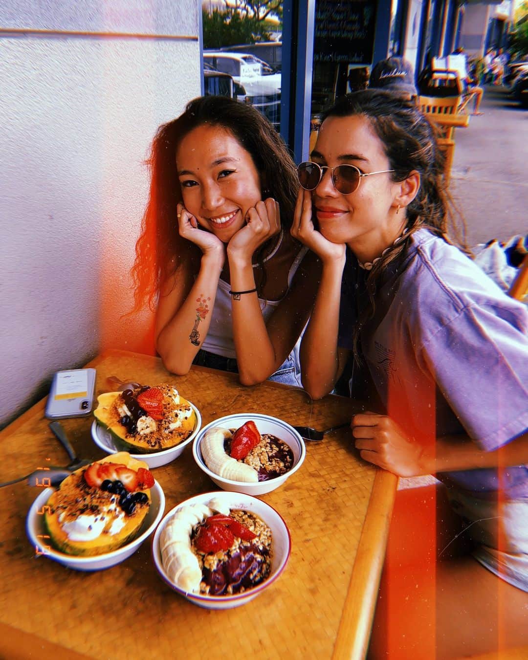 のインスタグラム：「朝サーフィン🏄‍♀️チームの ランチはPower food💪🏽❤️ ・ ・ うららに教えてもらったお店の açaíとPapayaが最高に美味しかった！ ・ ・ トロリーでゆっくり カカアコに移動して モールやレコードショップ、 コーヒー☕️屋さんに行ったり。 ・ ・ 夜はベトナム🇻🇳料理の マイラン🌺 ・ ここも全部美味しくて ちょっと感動レベル😳💭 ・ ・ たくさん動いて たくさん笑って たくさん食べた幸せな日！ ・ ・ というか久しぶりのサーフィンが 本当に幸せな時間だった。 ・ ・ ただ… ・  日焼けが本当にひどい… ・ ・ ・ #Hawaii #roxyjapan #roxygirlssnap  #roxygirl #waikiki #healthbar #açaí #Papaya #lunch  #ハワイ #ロキシー #ホノルル #アサイーボウル #ランチ #マイラン」