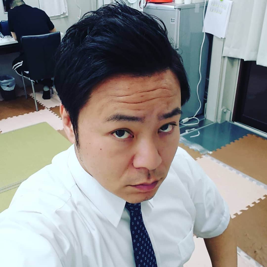 高井俊彦さんのインスタグラム写真 - (高井俊彦Instagram)「【２０１９年新喜劇２４発目☺️】 よしもと西梅田劇場酒井藍座長週✨ 無事に終わりました😃✌️ 花月旅館番頭役✋  連続記録とは花月旅館番頭やオーナー役４週連続でした🎶 こんなのはじめて🙌  来週はすっちー座長新喜劇営業、ジ・白川バンド２DAYS、そしてきいやま商店大爆笑劇場と頑張ります⤴️⤴️⤴️ 応援しに来て下さい🙇」5月20日 16時22分 - takai_toshihiko