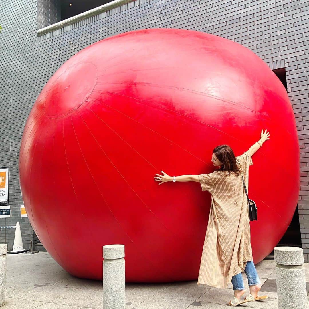 l.lily1013さんのインスタグラム写真 - (l.lily1013Instagram)「今週末行なわれる 六本木アートナイトに先駆けて 毎日思いもしない場所に 突然赤いボールが現れるよ✨ ・ 日本初上陸のアート作品で、 これまで32都市で実現！ 《レッドボール・プロジェクト》は、 アメリカ人アーティスト、カート・パーシキーによる周遊型パブリックアート✨ ・ 赤いボールを街中で探してみてね😊 ・ ・ @roppongi_art_night_official @redballproject #六本木アートナイト2019 #roppongiartnight2019 #redballproject」5月20日 16時25分 - l.lily1013