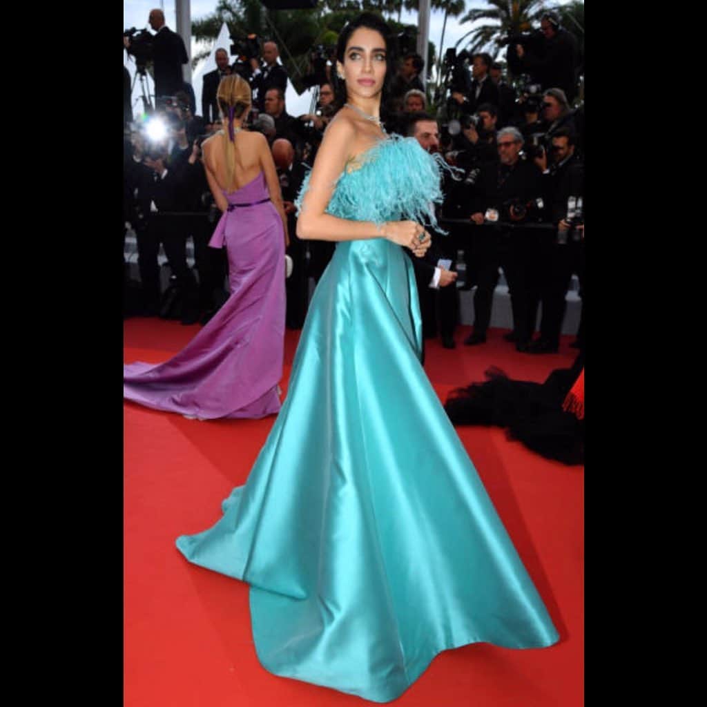 のインスタグラム：「Jessica Kahawaty @jessicakahawaty  wearing Alexis Mabille Haute Couture feathers gown @festivaldecannes for the Terrence Malick « the hidden life » screening @alexismabille #jessicakahawaty #bluedress #turquoise #feathers #redcarpet #cannesfilmfestival2019 #lesmarches #lacroisette #allure #beauty #cleareyes #sophistication #bluebird」