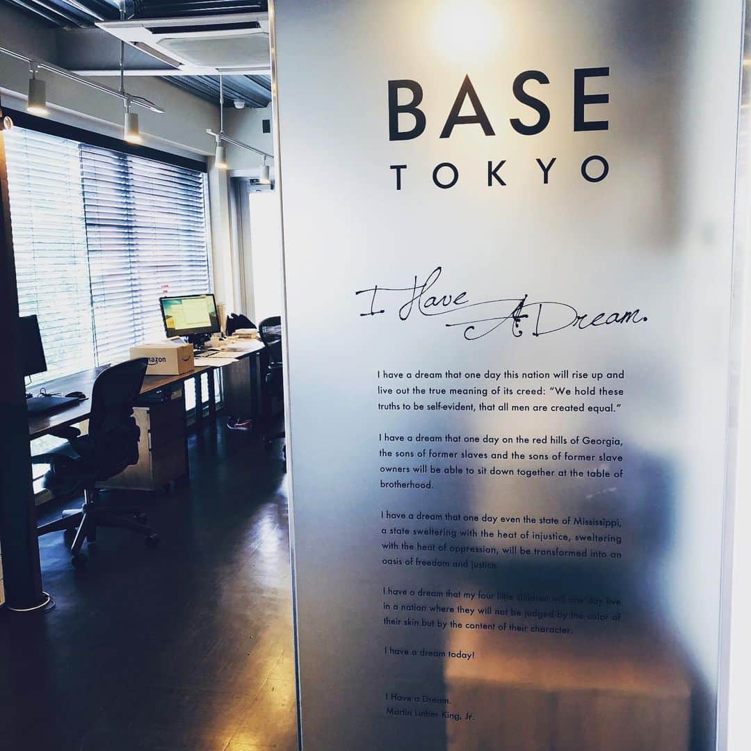 西島知宏のインスタグラム：「オフィスをプチ改装しました。キング牧師のスピーチ「I Have a Dream」も少しデザインを変えて。  #office #design」