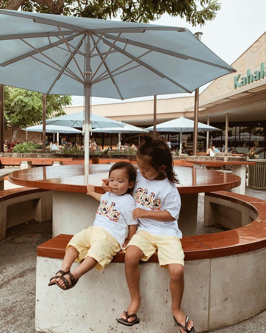 春名亜美さんのインスタグラム写真 - (春名亜美Instagram)「オソロイだった日👶🏼👦🏽 Tシャツは @avian_official と一緒に長男が選んでた♡ ・ #Tシャツ @88teesofficial  #pants #macy'sの子供服売り場で購入 #兄ビーサン @havaianas  #弟サンダル @oldnavy ・ ・ ・ #5歳 #1歳10ヶ月#brother #兄弟  #兄弟コーデ #男の子コーデ #兄弟リンクコーデ #Hawaii #ハワイ #ハワイ生活 #hawaiilife #ハワイ暮らし #子連れハワイ #男の子ママ #88tees」5月20日 16時39分 - amiharunaami