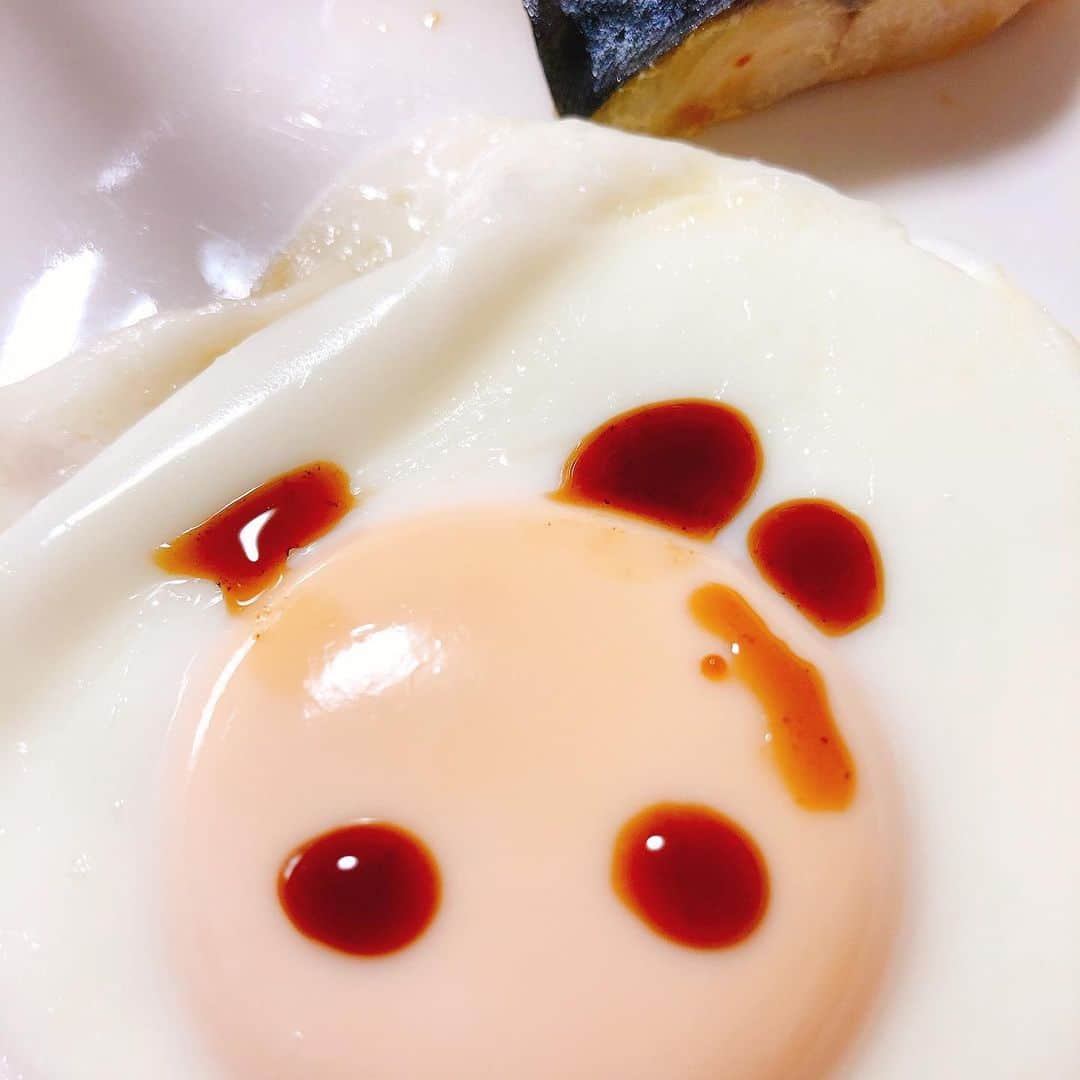 小泉エリのインスタグラム：「‪今朝焼いた目玉焼きに、適当にソースをかけたらなんとなーく可愛くなりました🤣‬ ‪みなさんは何をかける派ですか？‬ ‪私は昔からウスターソース派なんです😙‬ ‪子供の頃は間違えて｢ウースターソース｣って言うてました🤓‬」