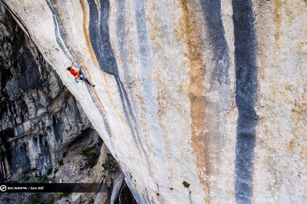 ニナ・カプレツさんのインスタグラム写真 - (ニナ・カプレツInstagram)「Verdon rocks! 🧗🏻‍♀️🧗🏻‍♀️🧗🏻‍♀️ Check out the new blog post about all the routes I recently climbed in the Verdon gorge.  Including a detailed description of Mingus, 300m/8a, a historical line I rebolted together with Ann Raber. ➡️ link in profile. Enjoy the reading and some great pictures of @sambie_photography 📸 Hulkosaure, 8b  #noplacetoofar #scarpaclimb #gorgesduverdon #rockclimbing  @scarpaspa @petzl_official @arcteryx @julbo_eyewear @hard.bar @lyofood」5月20日 16時42分 - ninacaprez