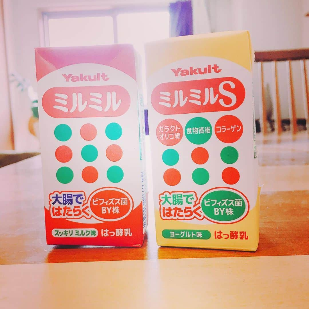 リンネルさんのインスタグラム写真 - (リンネルInstagram)「「いきものがかり」が出演する ＣＭでおなじみのYakult「ミルミル」をお試ししました😊﻿ スッキリ ミルク味の「ミルミル」、ヨーグルト味の「ミルミルＳ」、どちらもおいしくてとっても飲みやすいですよ🙌😋﻿ ﻿ 「ミルミル」、「ミルミルＳ」には生きて大腸にとどき、 大腸ではたらく「ビフィズス菌 ＢＹ株」が１本（１００ml）に１２０億個以上含まれているんですって！ 毎日無理なく続けられることができるサイズです。﻿ ﻿ 毎日の習慣にして、すこやかな腸を目ざしませんか🌸﻿ ﻿ #ミルミル #ミルミルS（ヤクルトレディから買える）#インナーケア #大腸ではたらく #キレイの味方 #ビフィズス菌 ﻿ ﻿ #シンプル #手軽に続ける #ドットがかわいい #実力派 #いきものがかり #pr #リンネル」5月20日 16時51分 - liniere_tkj