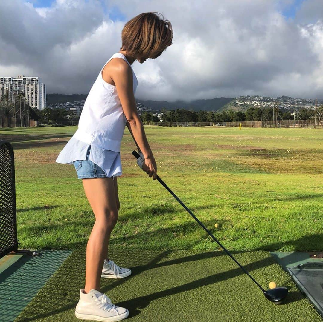 花田美恵子さんのインスタグラム写真 - (花田美恵子Instagram)「週末のデートコースのひとつ⛳️ 今年はコースデビュー出来るといいな✨  #hawaii #waikiki #golf #drivingrange #practicepracticepractice #aloha  #ハワイ #ワイキキ #ゴルフ #練習場 #いつまでたっても上達しない #スニーカーでゴルフ #裸足の人もいます #彼カメラ」5月20日 16時53分 - hawaiimieko