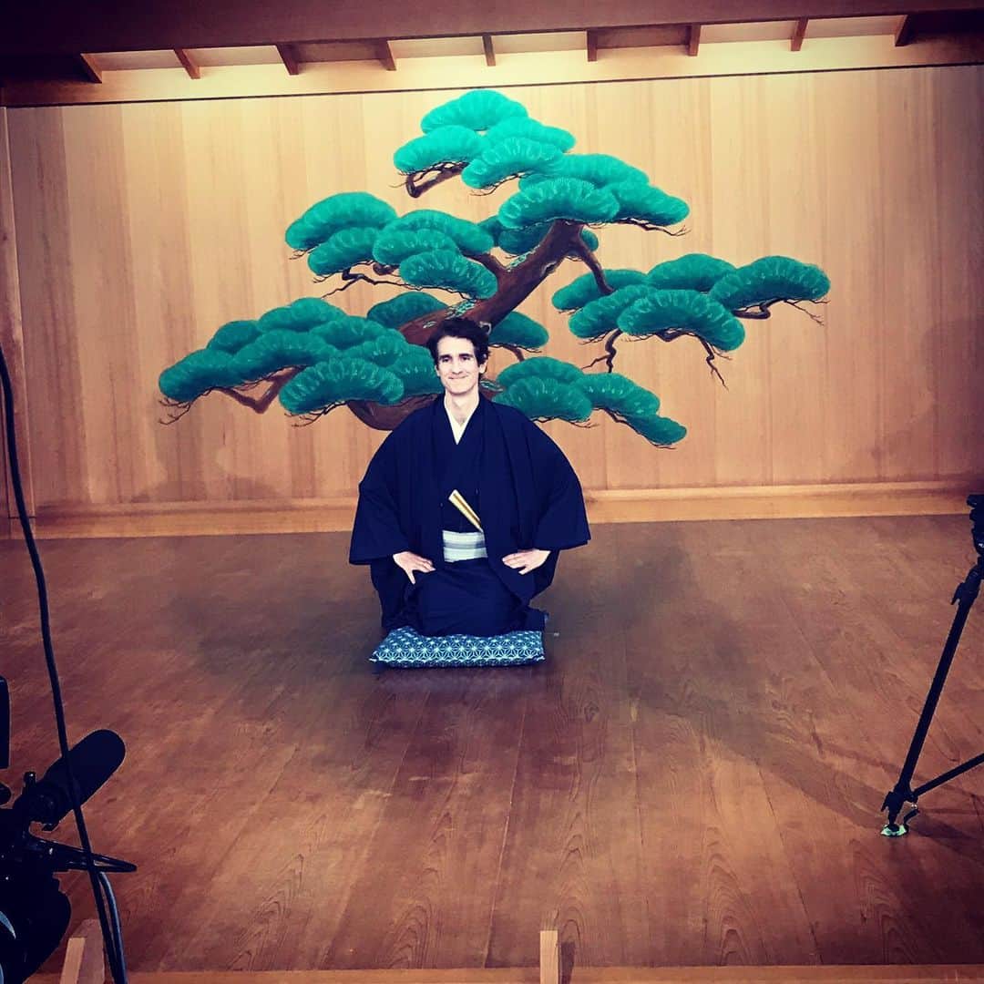 フローラン・ダバディーさんのインスタグラム写真 - (フローラン・ダバディーInstagram)「久々にフジテレビで番組のマイコーナーができました。明日、火曜日19時の2時間SP #今夜はナゾトレ ぜひご覧ください 👘 Second time in my life to wear a real kimono, first time was for a japanese arts and craft MC event in Kyoto, this time is for a TV show in Tokyo #gaijinkimono #基本敬語クイズ」5月20日 16時54分 - florent_dabadie