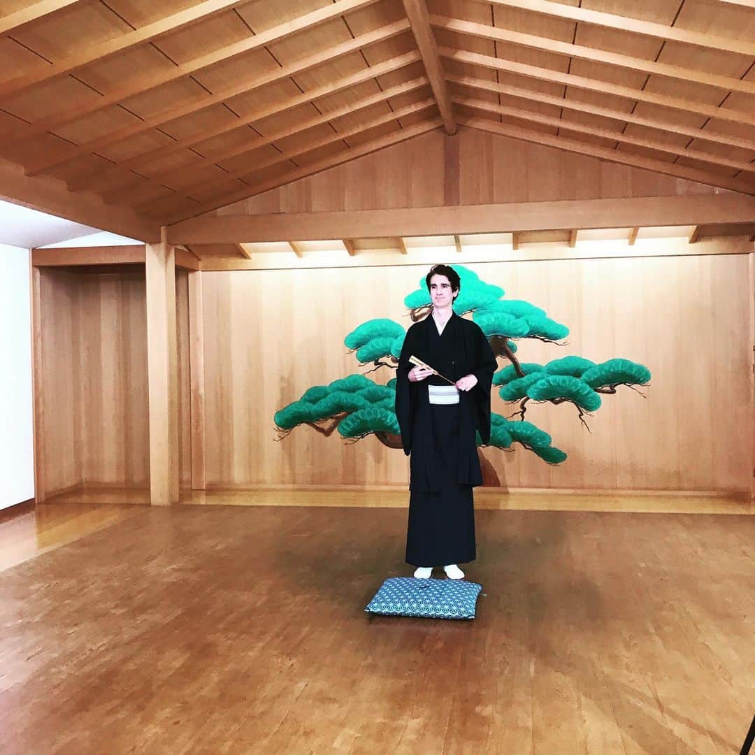 フローラン・ダバディーさんのインスタグラム写真 - (フローラン・ダバディーInstagram)「久々にフジテレビで番組のマイコーナーができました。明日、火曜日19時の2時間SP #今夜はナゾトレ ぜひご覧ください 👘 Second time in my life to wear a real kimono, first time was for a japanese arts and craft MC event in Kyoto, this time is for a TV show in Tokyo #gaijinkimono #基本敬語クイズ」5月20日 16時54分 - florent_dabadie