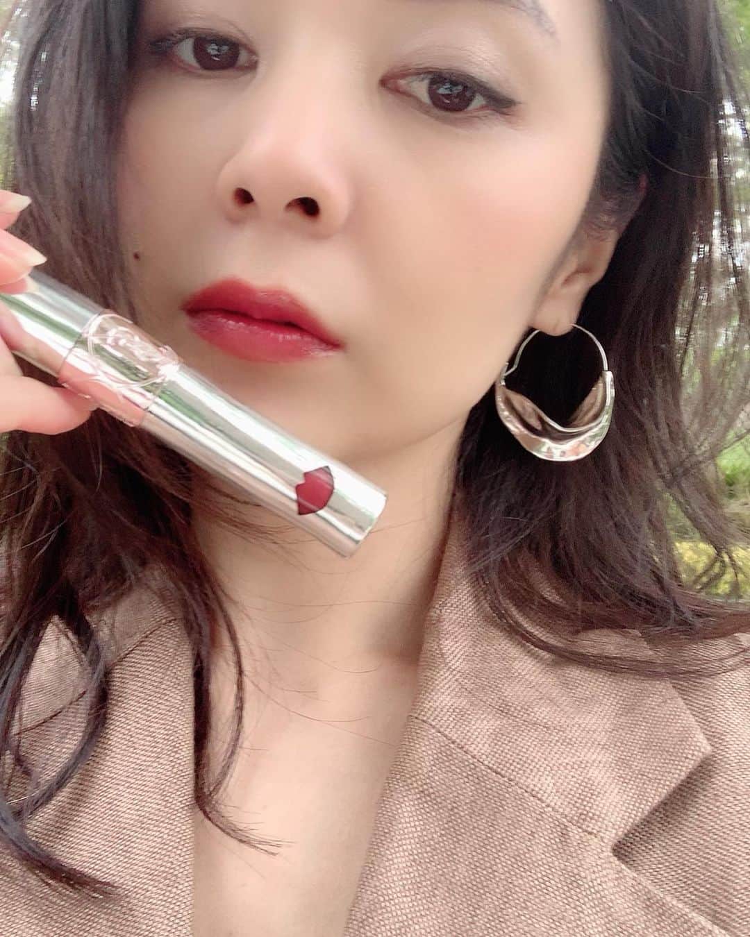 のインスタグラム：「My favorite lip💄  私が求めてた色味とツヤ感💋 この夏めちゃヘビロテ間違いなし✨  Naokoちゃん 本当ありがと💕  #favoritelip #loveitcolor #loveit #ysl #ysllip #birthdaypresent #好みの色 #リップ #お気に入り」