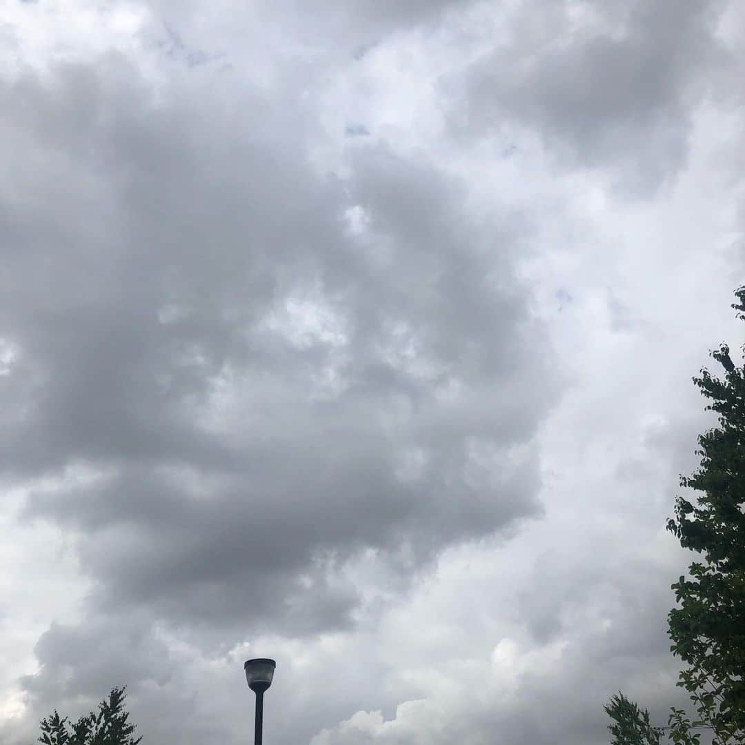 ナポリさんのインスタグラム写真 - (ナポリInstagram)「今日の空 #空 #雲 #もくクロ」5月20日 17時04分 - ironheadin