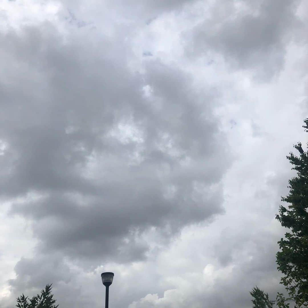 ナポリのインスタグラム：「今日の空 #空 #雲 #もくクロ」