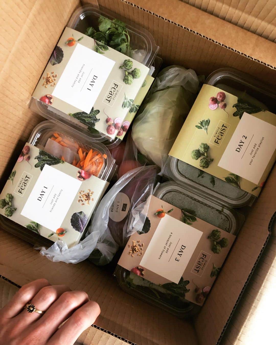 マチルドU・クラマーのインスタグラム：「Reklame | Herhjemme prøver vi at spise mere grønt 🌱  @simplefeastofficial gør #livetsomatlet nemmere! I en travl hverdag hvor mange ting skal gå op i en højere enhed (det går jeg ud fra de fleste kender til🤷‍♀️), er @simplefeastofficial en perfekt og nem løsning. Man behøver ikke planlægge og handle ind. Retterne tager maximalt 10 min at lave og så kan de indtages med god samvittighed overfor en selv og miljøet! 🌿 . . . #Reklame @simplefeastofficial #simplefeast #simplechange #tænkpåmiljøet #greens #food #healthy #eatgreen #athlete #fit #training」