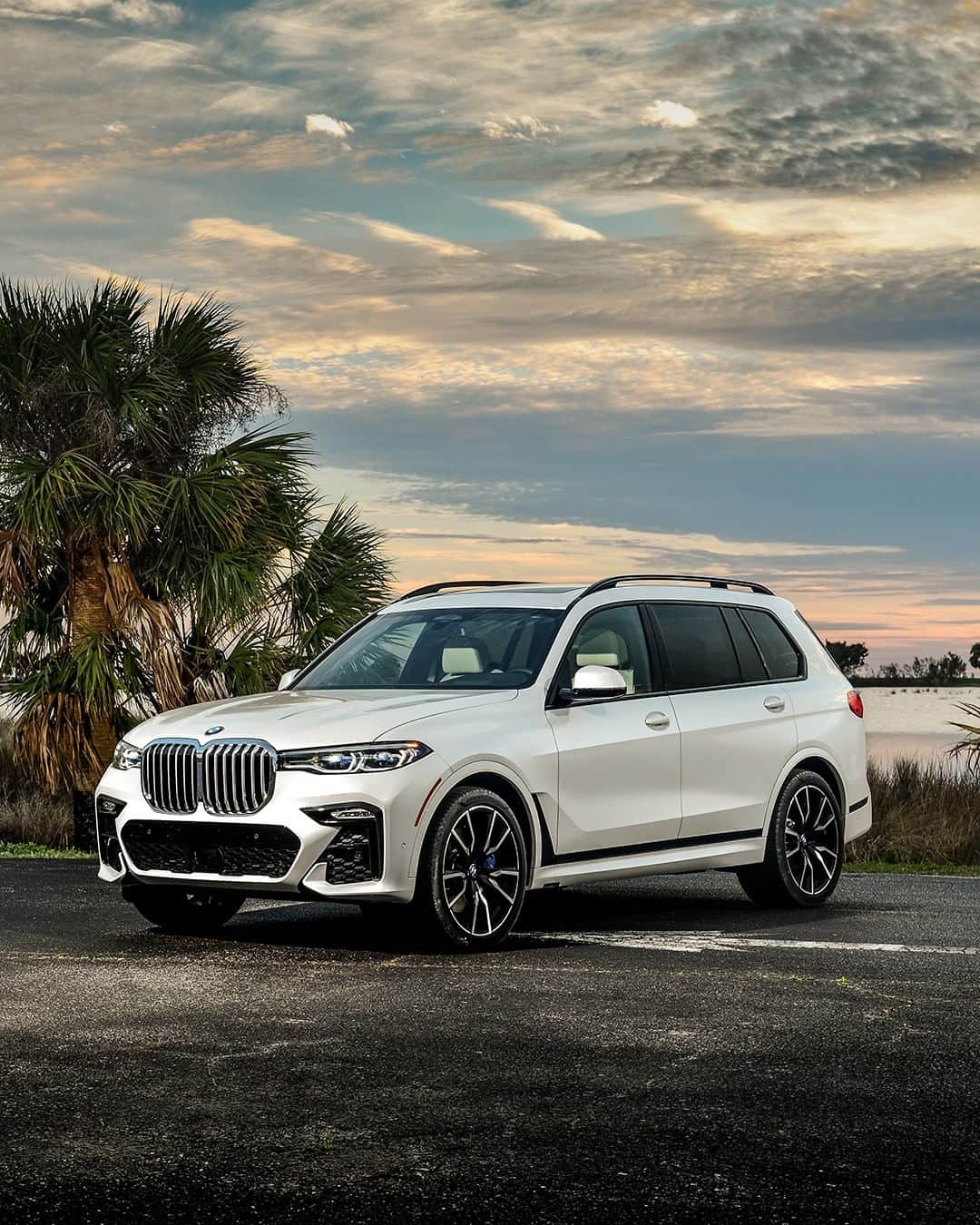 BMWのインスタグラム：「A stylish drive-off into the sunset. THE X7. #THEX7 #BMW #X7」