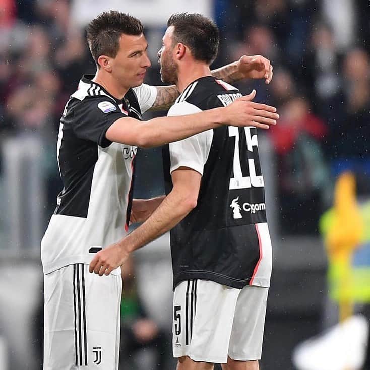 マリオ・マンジュキッチのインスタグラム：「Ottimo difensore, anche meglio come compagno di squadra e persona speciale - sono onorato di aver potuto giocare con te @andreabarzagli15 🤝🏻 Buon ritiro amico mio, te lo sei meritato 😎😉 Excellent defender, even better teammate and a great person - I truly enjoyed playing with you @andreabarzagli15 Enjoy your retirement my friend, you've earned it #GrazieBarza #campione」