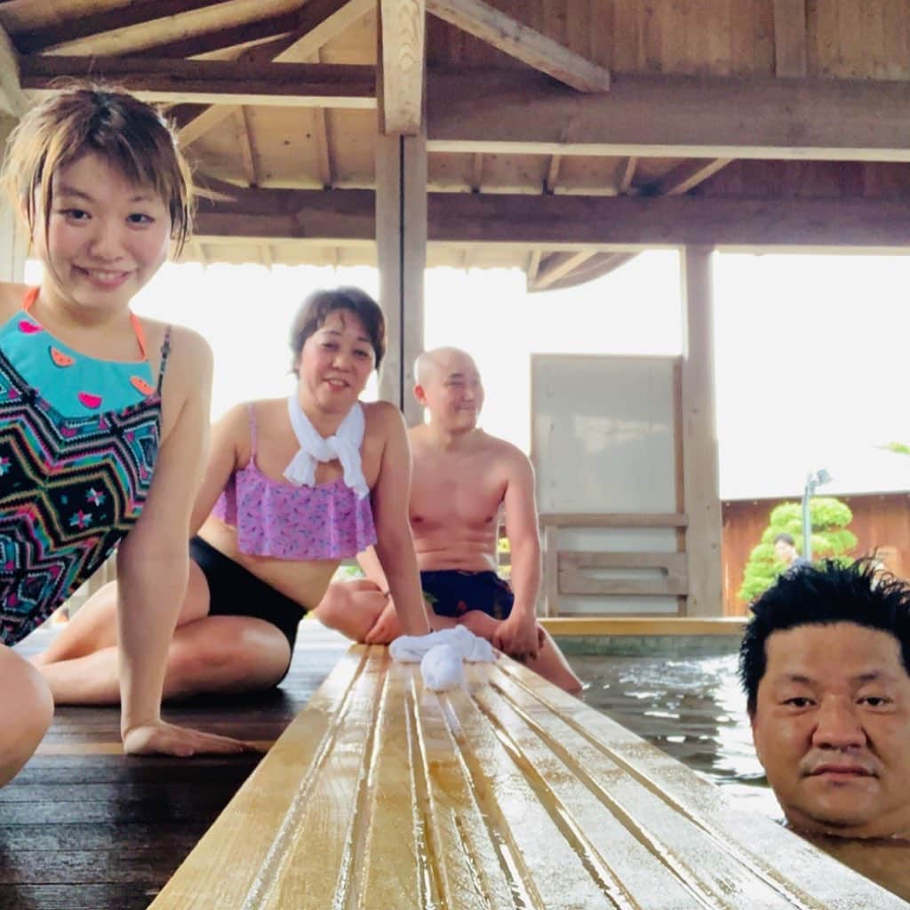 小出真保さんのインスタグラム写真 - (小出真保Instagram)「なんの4人。  ちゃっかり 水着をもってきました🏖  #浦安万華鏡 #水着ゾーン」5月20日 17時14分 - mahokoide